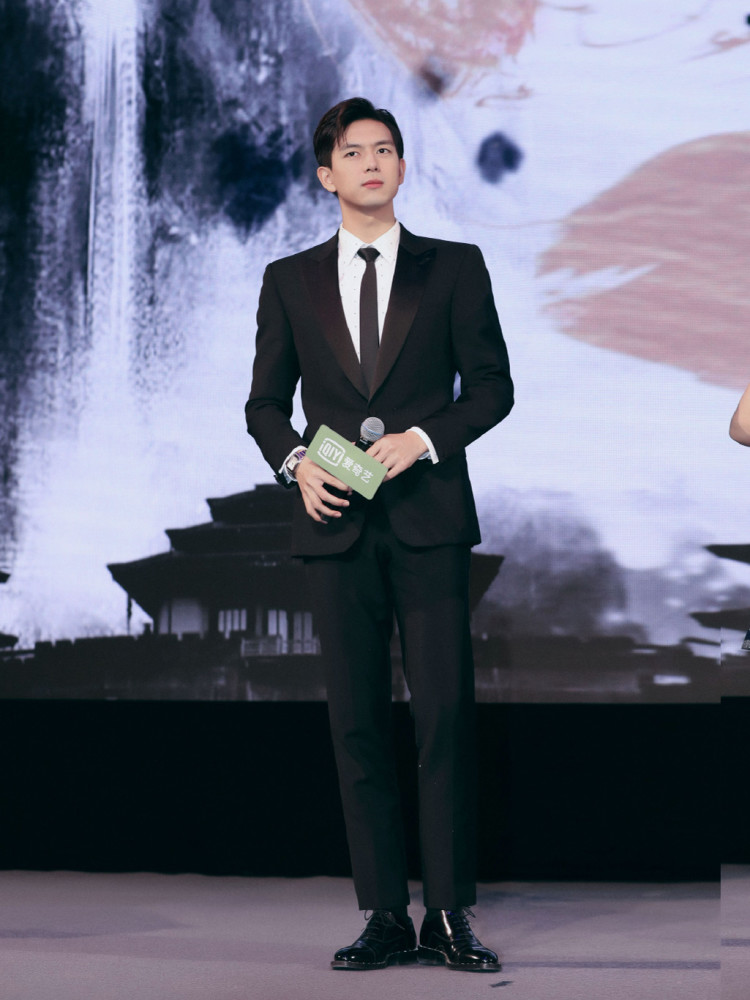 《剑王朝》主演合体,李现穿一身黑色西装,现场被揪耳朵?