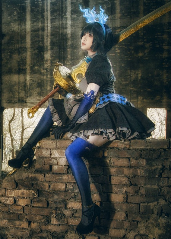 比较便宜的cos角色,cosplay表演 《死亡爱丽丝》游戏人物cosplay,美丽大方的小姐姐