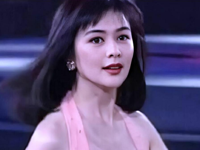关之琳巅峰期魅力有多大?看她的泳装剧照,终于明白啥叫女人味!