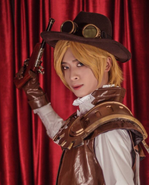 游戏《王者荣耀》马可波罗cosplay,男孩手端红酒杯尽显贵族风范