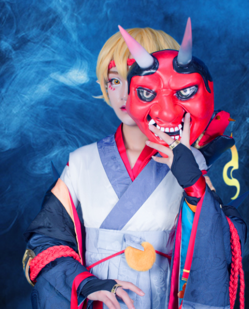 游戏《阴阳师》般若cosplay,小姐姐手拿面具扮演的般若完美无瑕