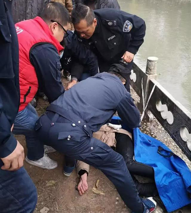 女子失足落水命悬一线 快递小哥跳入冰水中救人 一句朴实的话感动所有