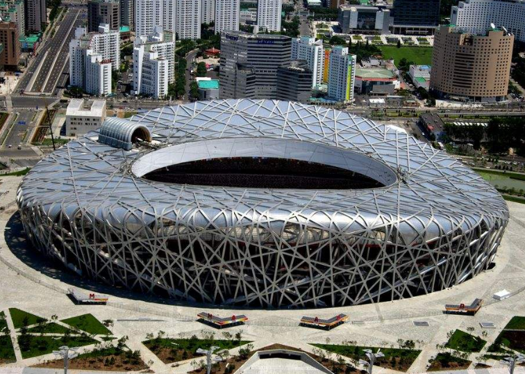 鸟巢是我们中国最大的一个体育馆,专门为中国2008年奥运会修建的,因为