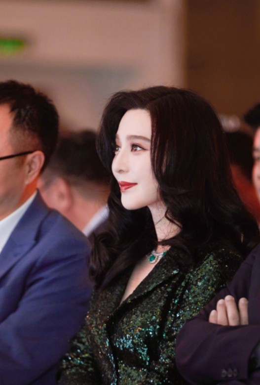 看到范冰冰也是非常的有气质啊,无论是在台上还是在舞台下,也是让人