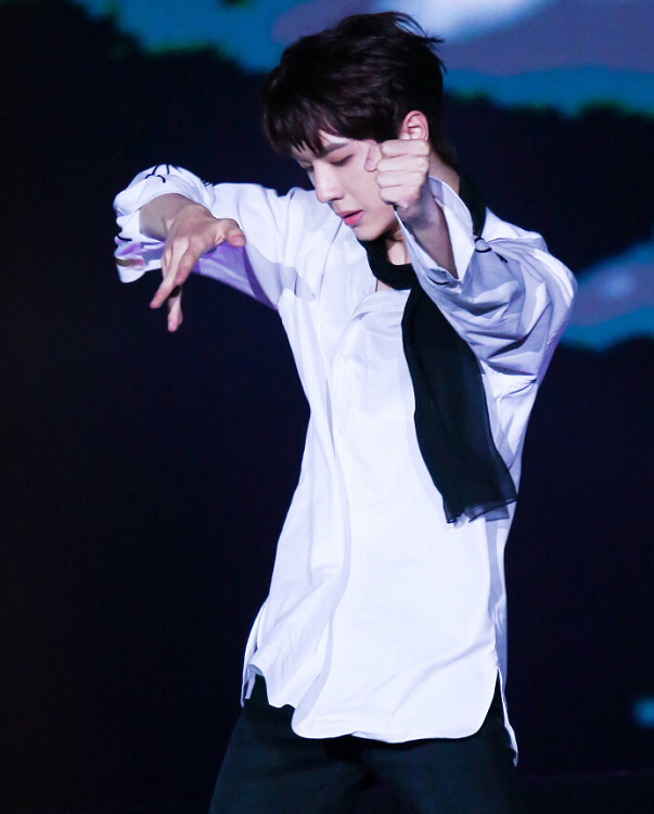 王一博白色衬衫,蒙面跳舞超燃,可奶可攻