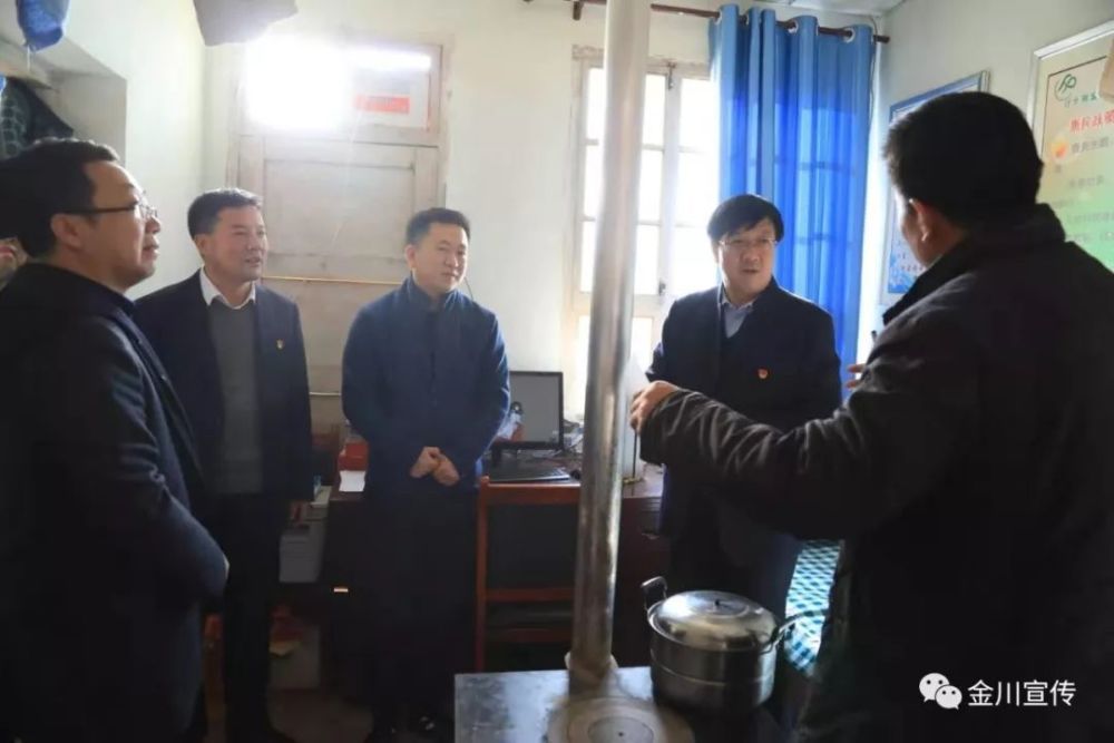 集中慰问结束后,慰问组深入通渭县第三铺乡马家坪村,姚岔村,城墙湾村