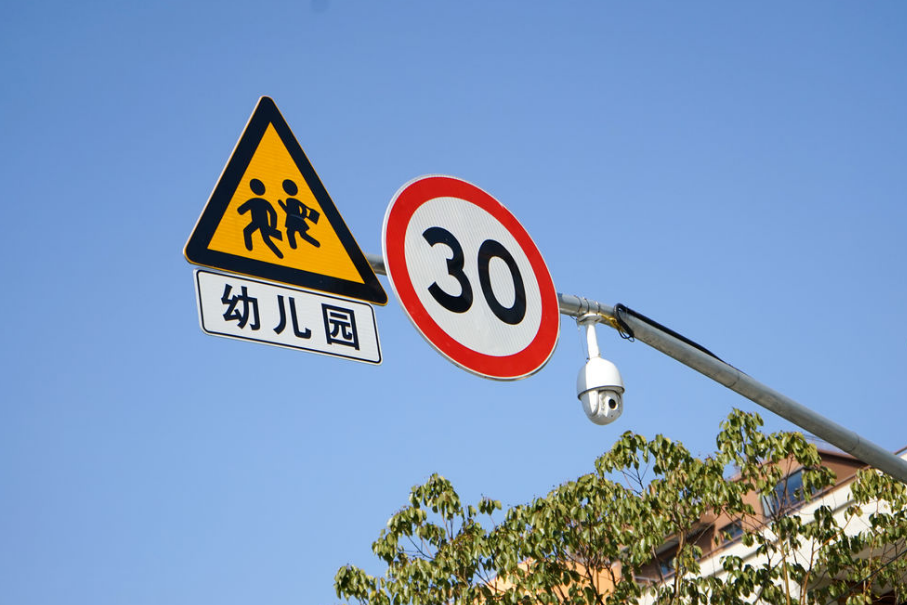 车少路好限速30?别冲动加速,真踩油门就遭殃了,12分全