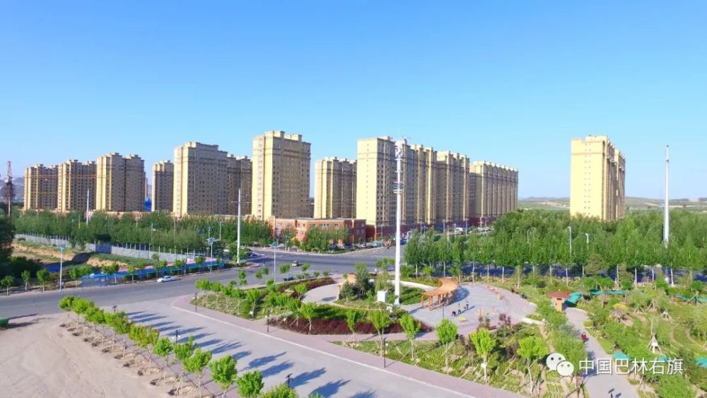 巴林右旗政府所在地大板镇环境优美,空气清新,街道整齐,市政公共设施