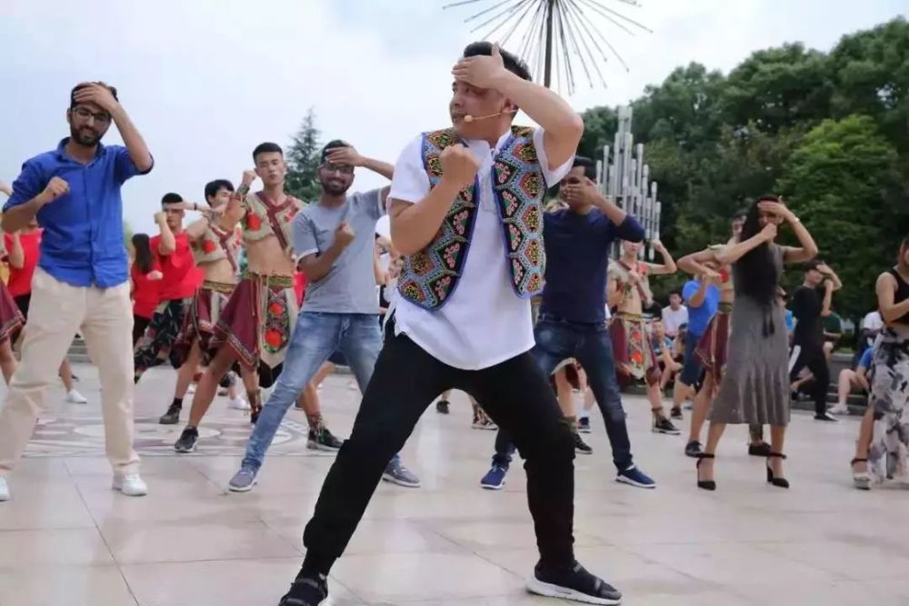 抖音卡点舞蹈 惠课堂资讯  2019年7月27近日在抖音上开始流行鳌拜舞卡