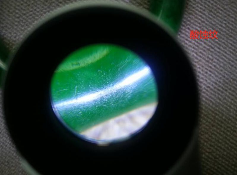 看翡翠有没有酸洗纹, 以此来分辨翡翠是否经过了酸洗处理.