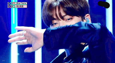 不得不说舞台上的车银优就是帅气的代名词,该有力的地方有力,表情管理