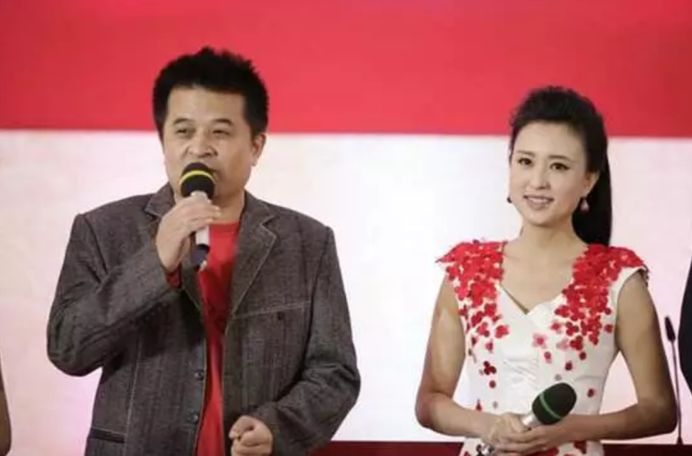 她曾被毕福剑捧红,如今央视著名主持人,毕福剑落魄时伸出援手