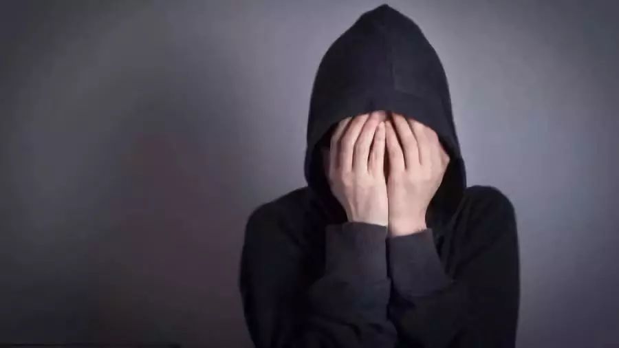 心情压抑,兴趣丧失,自我评价过低;晚期症状是现悲观厌世,幻觉妄想