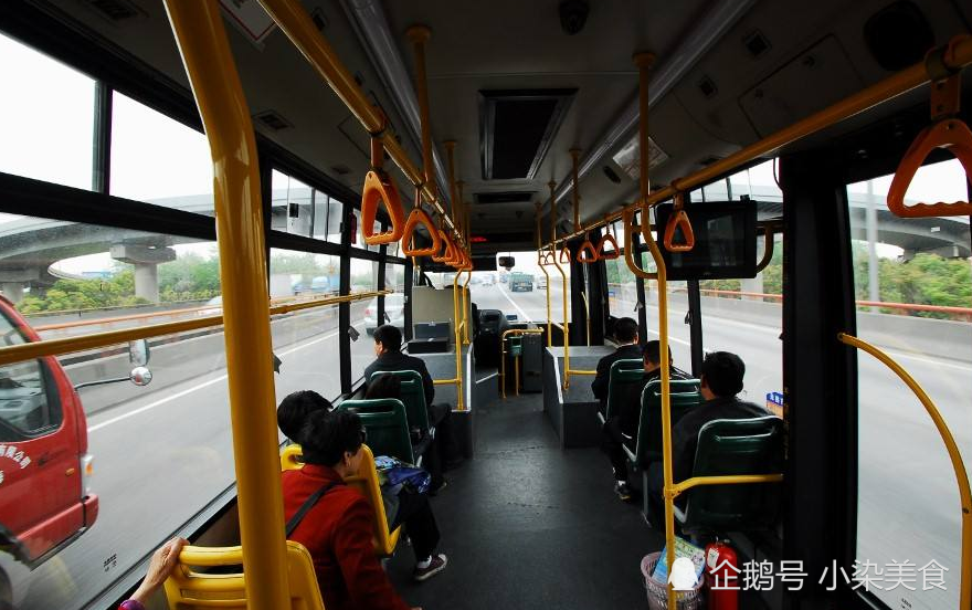 为什么大部分公交车前排座位是"横向"的?网友:看完涨知识了