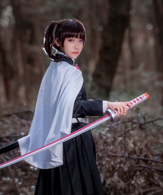 cosplay《鬼灭之刃》栗花落香奈乎,小姐姐手拿武士刀气质非凡