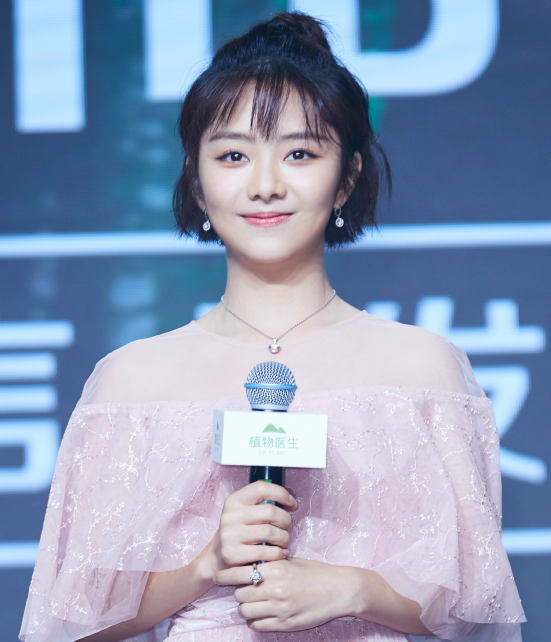 偶像女星谭松韵活动图,气质清新,少女味十足