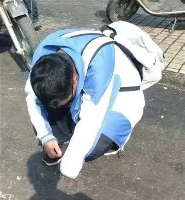 中山港口一校服"男孩"街头乞讨!民警:同学,你37岁才上