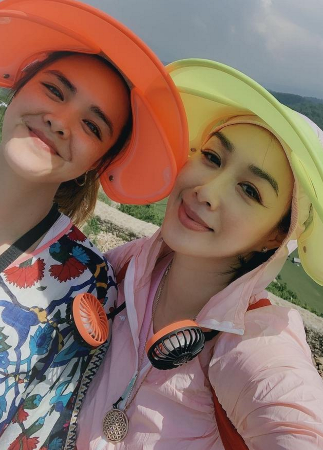 钟丽缇三个女儿同框库存照曝光,三姐妹一起搞怪卖萌,温馨有趣!