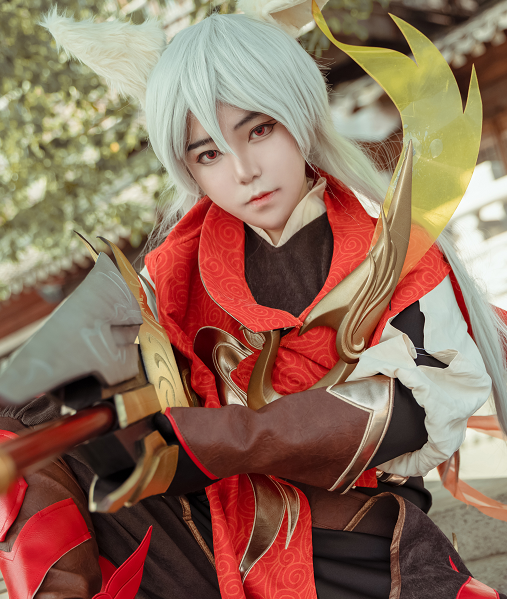 游戏《王者荣耀》百里守约cosplay,银发小哥哥标志性的装扮魅力十足