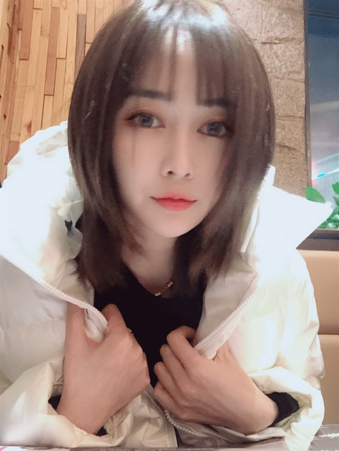 有种整容叫巴啦啦小魔仙的小月如今银色长发美到认不出