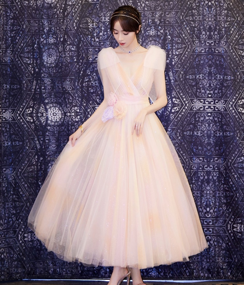 有种平平无奇叫"戚百草",如今穿上粉色星空裙,美成全场焦点!