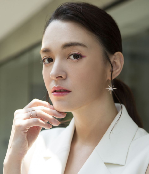 张榕容精选写真,脸蛋优雅精致,给人怦然心动的感觉