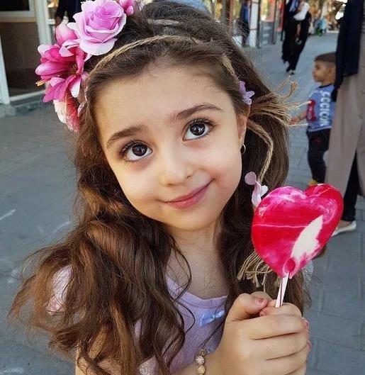 6岁伊朗小女孩,颜值碾压众人,爸爸辞职当贴身保镖?