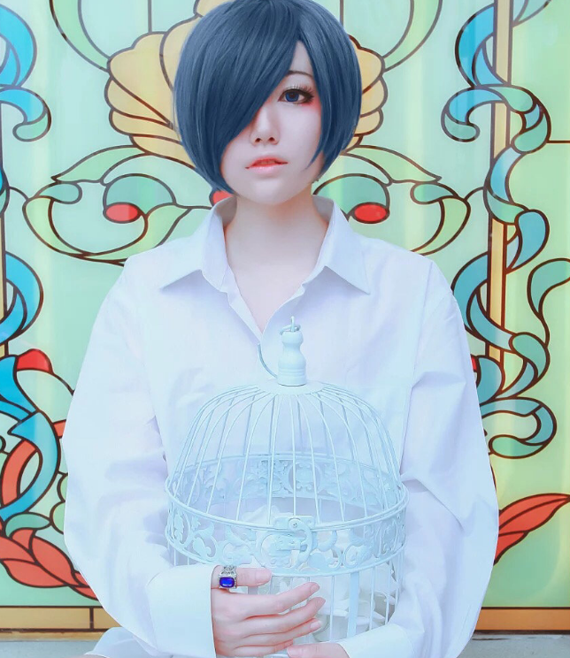 《黑执事》夏尔cosplay,纯白睡衣装扮的夏尔清纯美丽