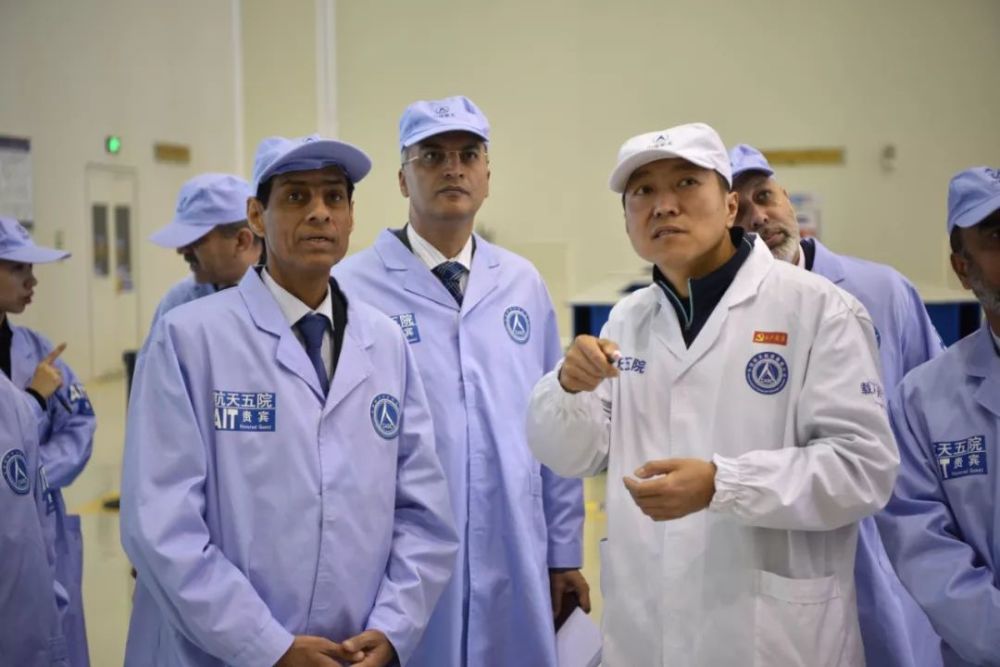 巴方参观航天科技集团五院总装集成测试中心