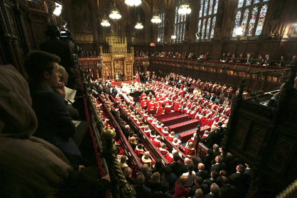 英国新议会开幕仪式从简 93岁女王没戴王冠便装出席