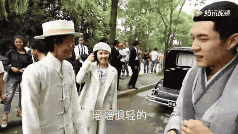 而此前在上节目的时候,韩东君还单手把陈瑶拎起来过,