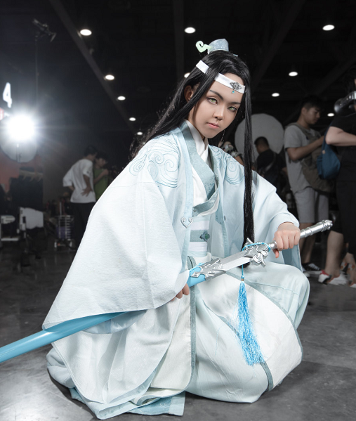 动漫《魔道祖师》蓝忘机cosplay,小姐姐一袭白衣风度翩翩