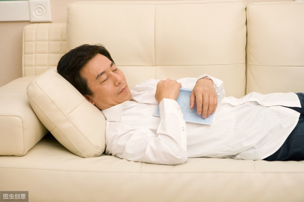 老人晚上睡觉,若身体有4异常,脑梗就要来了,现在去医院还不晚