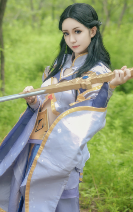 《王者荣耀》cosplay露娜·紫霞仙子,御姐范十足的美女