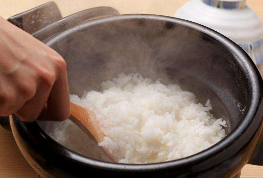 电饭煲煮饭老是粘锅怎么办?日常几个小妙招,米饭轻松铲掉