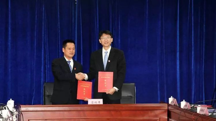 返程前,在丹江口市副市长马力的陪同下,李劲涛一行到丹江口市卫生