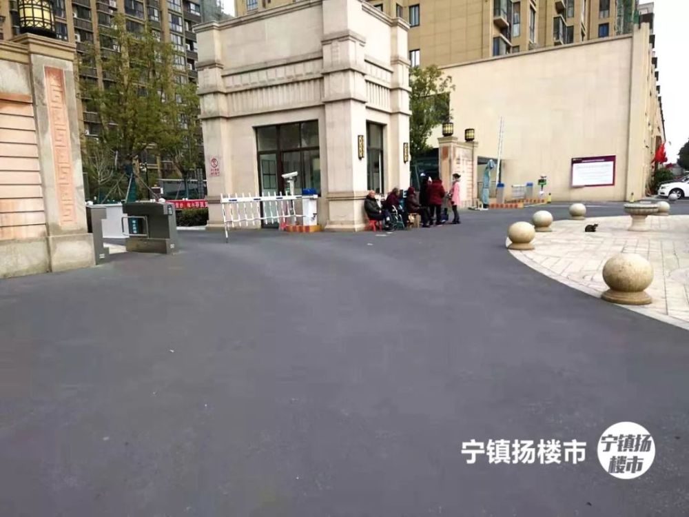 离开售楼处,我来到了汇金天地前期已交付小区内, 小区大门敞开,外人可