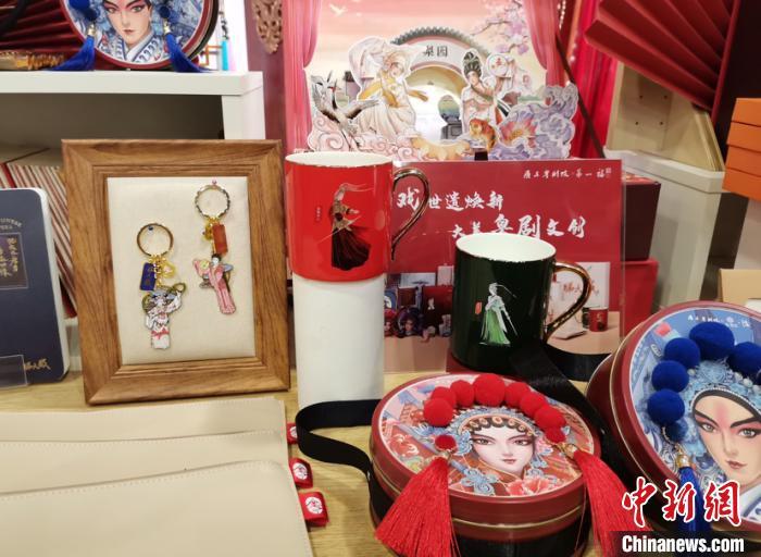 粤剧拓非遗保护新途径 首批粤剧文创产品问世