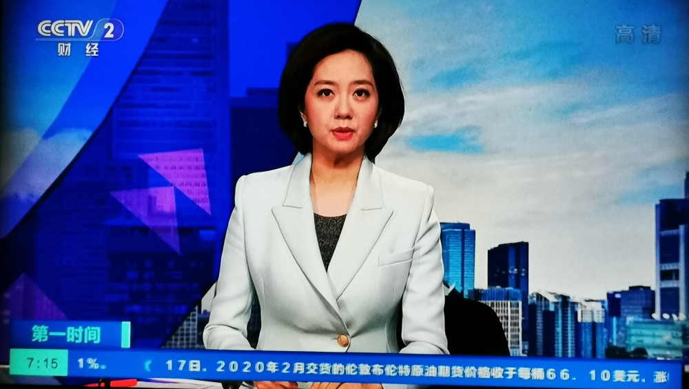 央视财经频道《第一时间》画面出现失误,女主播遭遇"死亡打光"