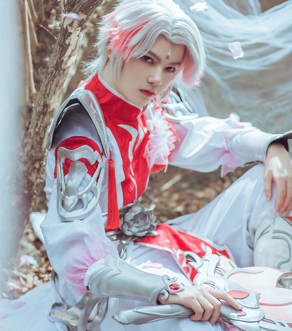 王者荣耀cos诸葛亮,cos女貂蝉 白袜子 cosplay《王者荣耀》武陵仙君诸葛亮,高度还原其相貌