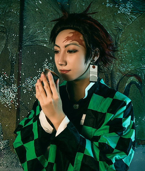 动漫《鬼灭之刃》灶门炭治郎cosplay,男孩扮演的角色温柔十足