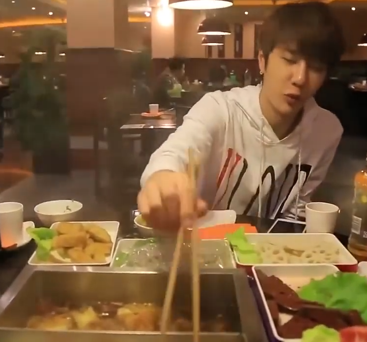 王一博饭店吃火锅,看到他桌上点的菜品,偶像明星就是不一样