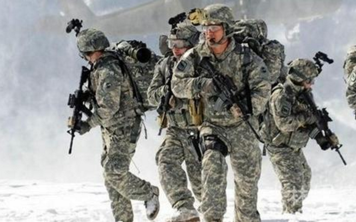 为何各国军装大多是绿色,美国士兵穿灰色的,现实惨痛教训给出了经验