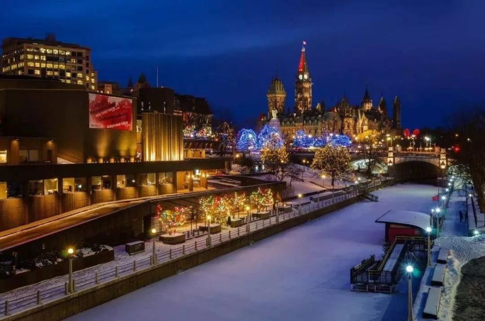 在渥太华是庆祝圣诞节,可以通过里多运河(rideau canal)游览整座城市