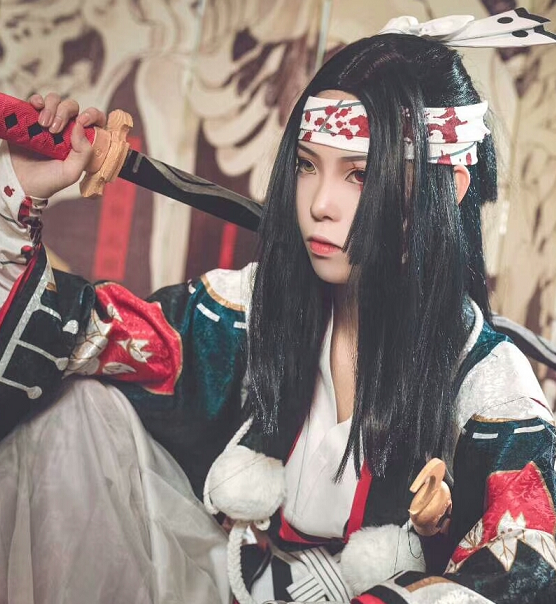 游戏《阴阳师》鬼切cosplay,女孩手持长刀冷酷无情