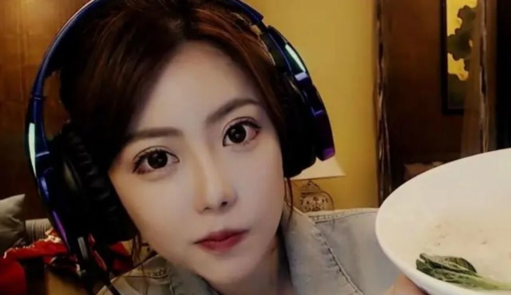 美颜真的强,周淑怡直播化妆加美颜,直接"变身"成冯提莫了