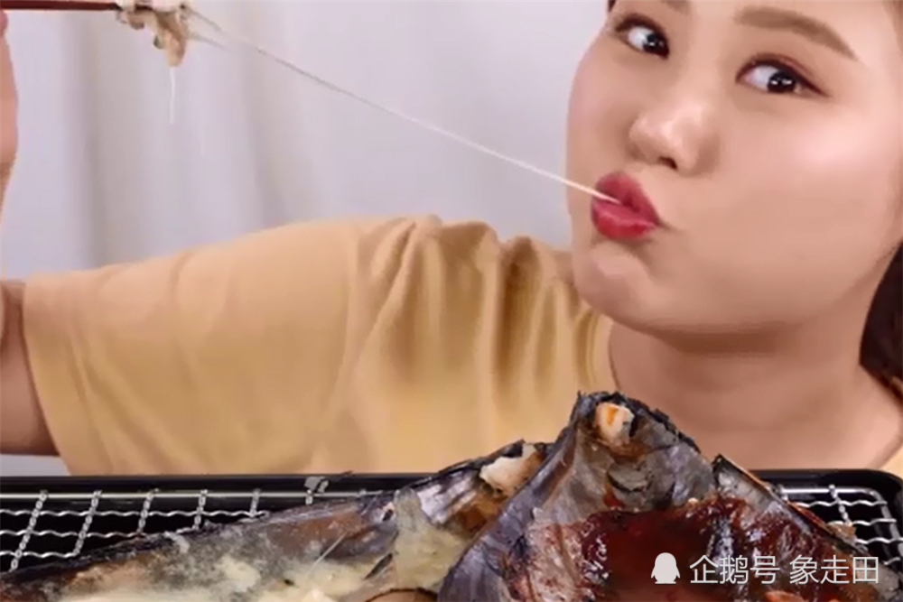 拳头大小的 蛙卵果冻球 小姐姐吃相太生猛 硬核吃法太馋人 看点快报