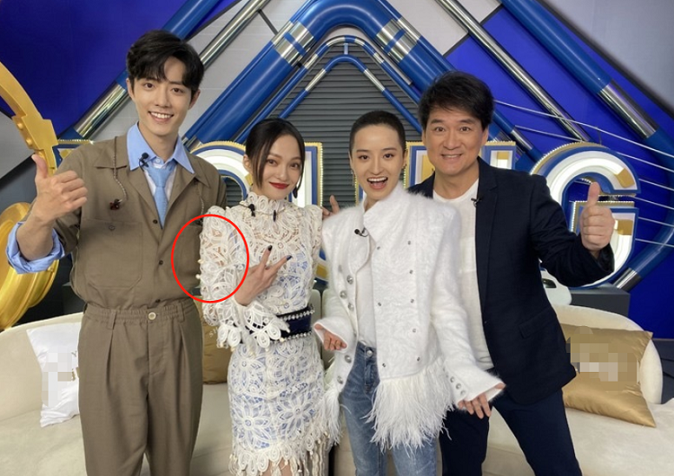 肖战和张韶涵合照时,有谁注意他的手放在哪?个人素养一目了然