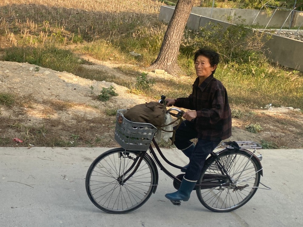 朝鲜视觉:实拍骑自行车的朝鲜女性