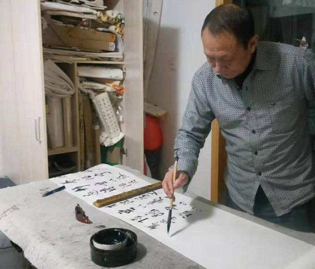 路边大爷的字体写的那么好,为什么成不了书法家呢?原因太过于现实